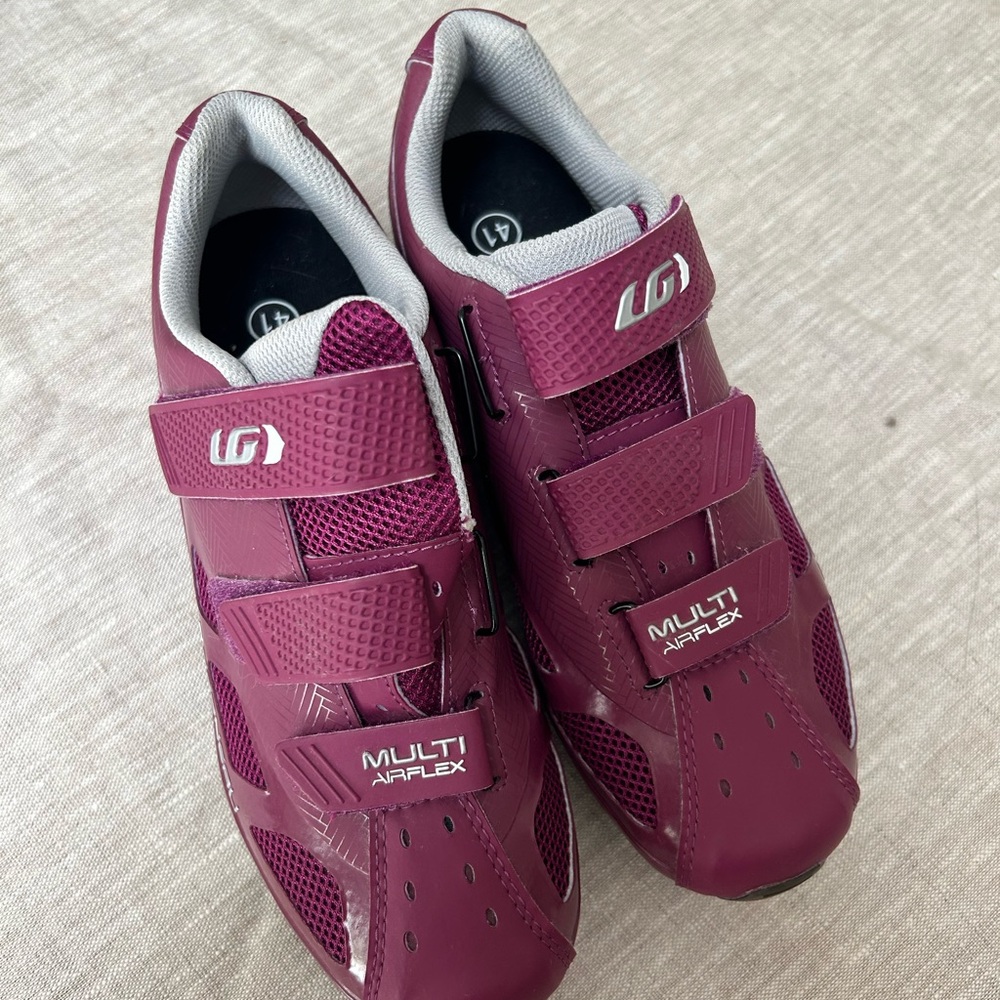 Louis Garneau Women’s multi air flex cycling shoes with Shimano SPD cleat.